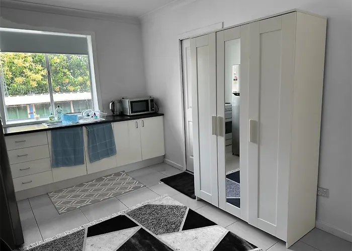 Studio med en queensize-seng